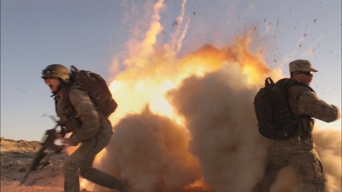 Datei:SGU 2x08 James Explosion.jpg