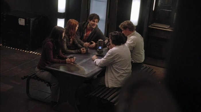 Datei:SGU 2x06 Unterhaltung.jpg