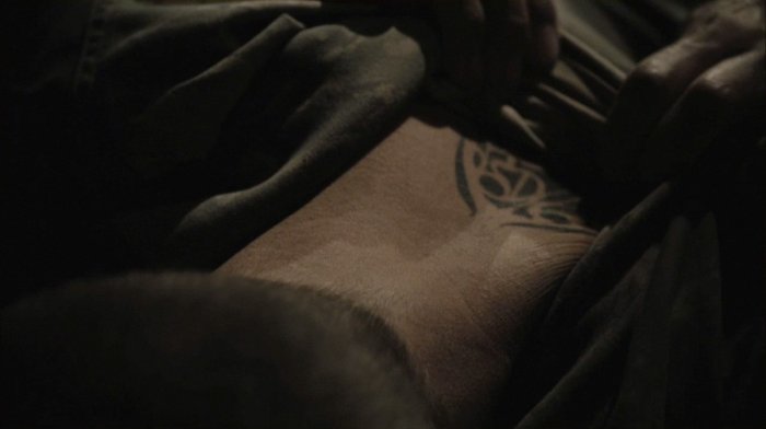 Datei:SGU 2x13 Klan-Tätowierung.jpg