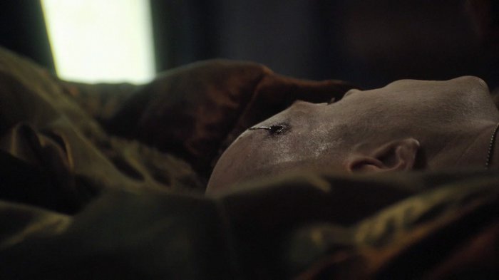 Datei:SGU 1x10 Spencer tot.jpg