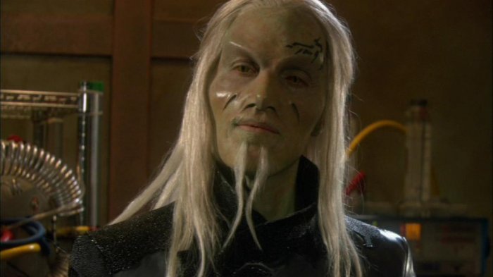 Datei:SGA 2x20 Wraith-Wissenschaftler.jpg