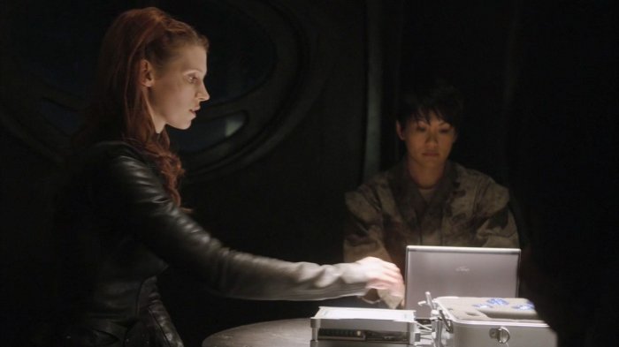 Datei:SGU 2x07 Ginn Kommunikationssteine.jpg