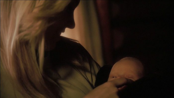 Datei:SGU 2x01 TJ mit Kind.jpg