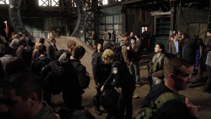 Datei:SGU 2x19 Crew Planet.jpg