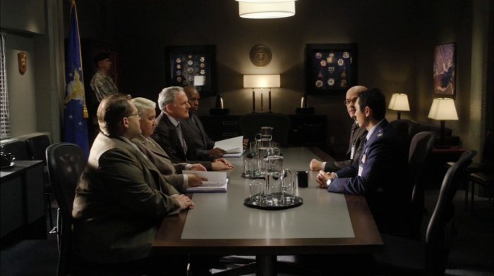 Datei:SGU 2x15 Verhandlungstisch.jpg