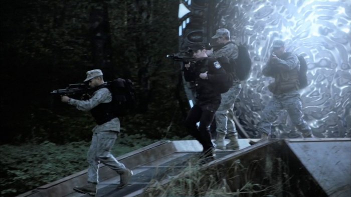 Datei:SGU 2x17 Team.jpg