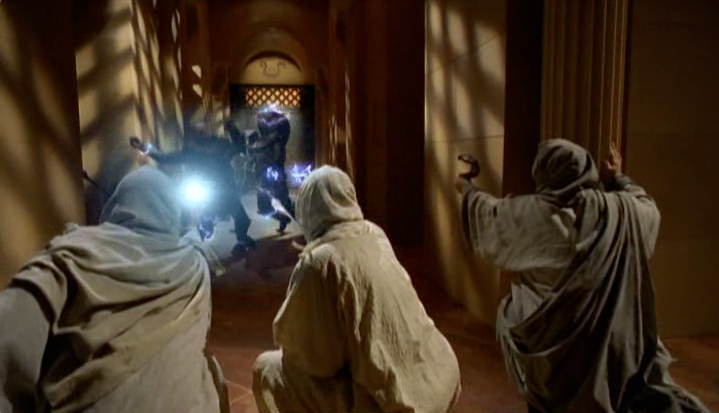 Datei:SG1-2x08 Angriff in Apophis Tempel.png