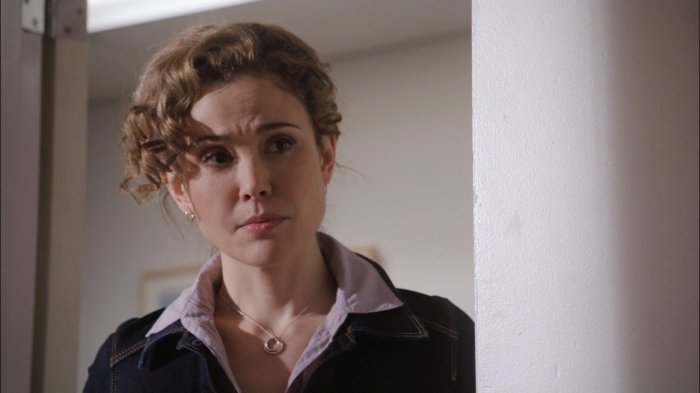 Datei:SGU 2x04 Sharon besucht Mrs Wallace.jpg