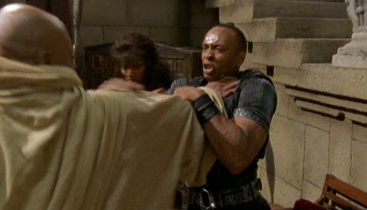 Datei:SG1-2x08 Teal'c bedroht Fro'tak.png