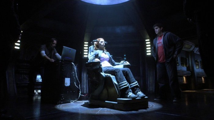 Datei:SGU 2x14 Ginn Stuhl.jpg