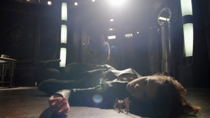 Datei:SGU 2x08 Ginn Leiche.jpg