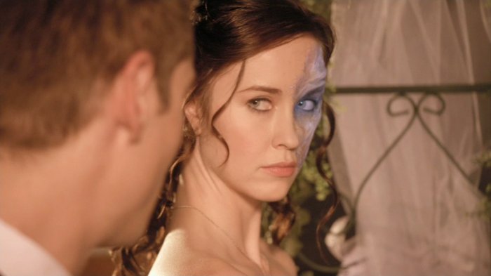 Datei:SGU 2x05 Hochzeit Chloe Alien.jpg