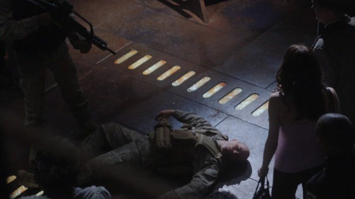 Datei:SGU-1x05 Spencer-bewusstlos.jpg