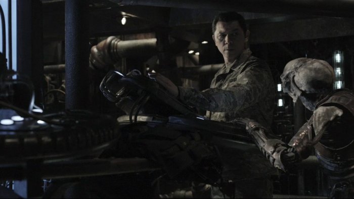 Datei:SGU 2x10 Telford Ursini.jpg