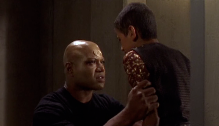 Datei:SG1-2x08 Teal'c redet mit Rya'c.png