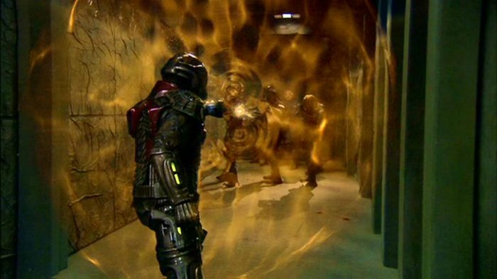 Exoskelett mit Schild