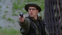 Daniel Jackson schießt mit einer M9 auf einen Jaffa.