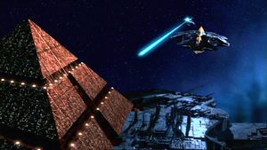 Replikatorenschiff feuert.jpg