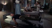 SG-1 liegt bewusstlos auf der Krankenstation.