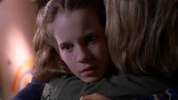 Cassandra umarmt Sam.