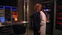 Doktor Lee geht durch Samantha Carter hindurch, ohne es zu bemerken, weil sie sich in einer anderen Phase befindet.