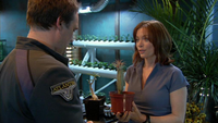 Katie zeigt Rodney den Kaktus.