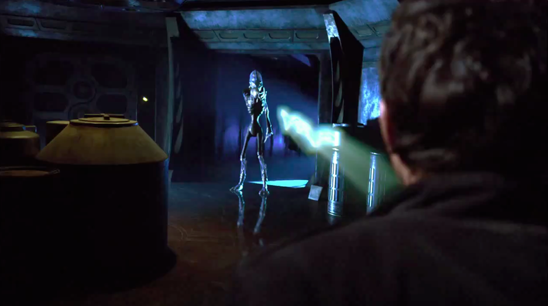 Datei:Alien (Volk SGU 1x11) mit Energiewaffe.png