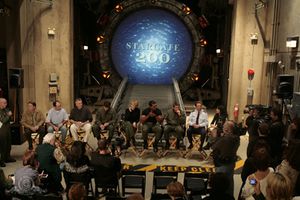 10x06 das ganze Drehteam.jpg