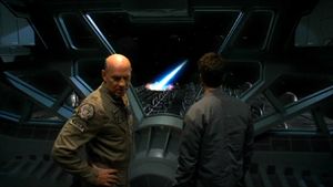 Direkt nach Verlassen des Hyperraums wird die Daedalus ohne Vorwarnung beschossen.