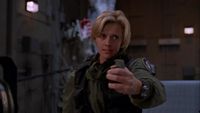 Sam versucht im Stargateraum eine Handgranate zu zünden.[5]