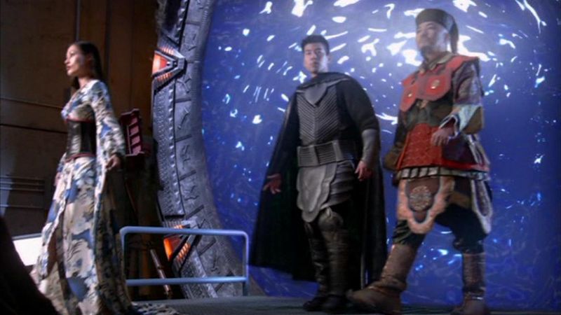 Datei:8x01 Systemlords kommen durch das Stargate.jpg