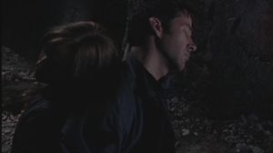 SGA 2x03 John Teyla gefesselt.jpg