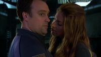Neeva versucht Rodney zu verführen.