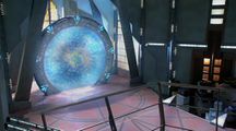 Das aktivierte Stargate im Gateraum, der Gateschild ist aktiviert[5]