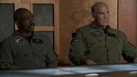 Colonel Caldwell und Colonel Ellis bei einer Besprechung in Atlantis