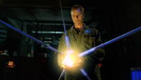 O'Neill tritt vor das Stargate, um die Kugel hindurchzugeben...