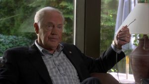 Kinsey verhindert Telefonat.jpg