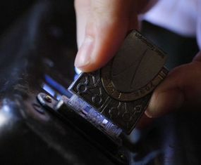 Der Datenträger wird an eine Konsole an Bord der Destiny angeschlossen.