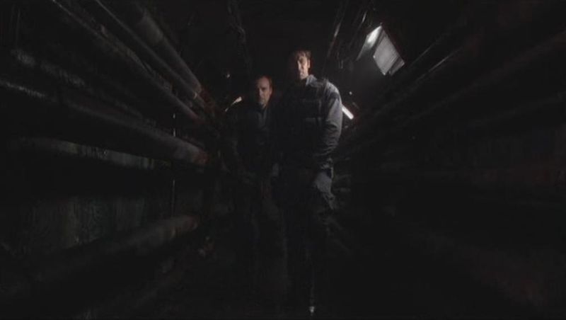 Datei:SGA 2x17 McKay Sheppard Untergrund Genii.jpg