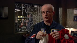 8x04 Walter sucht Flagentuchmuster aus.jpg