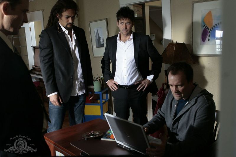 Datei:SGA 4x09 McKay untersucht den Laptop.jpg