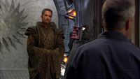 Ba'al erscheint als Hologramm vor dem Stargate.