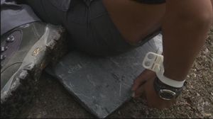 SGA 2x18 Teyla Stargate-Symbole Stein.jpg