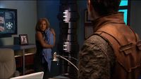 Teyla und Michael sind in Woolseys Büro.