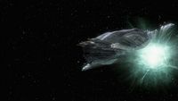 Ein Wraith-Basisschiff kommt aus dem Hyperraum.