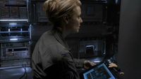 Samantha Carter arbeitet auf der Mittelstation.