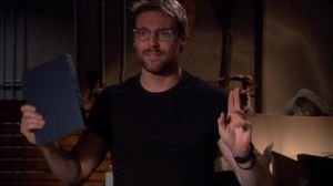 9x01 Daniel mit Bart.jpg