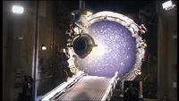 Die Asgard-Energiewaffe feuert auf das offene Stargate.