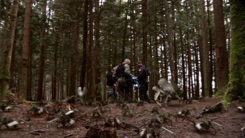 Datei:8x02 Replikatoren laufen vorbei.jpg