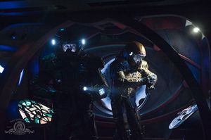 SGU 2x07 Rush Young Anzüge.jpg